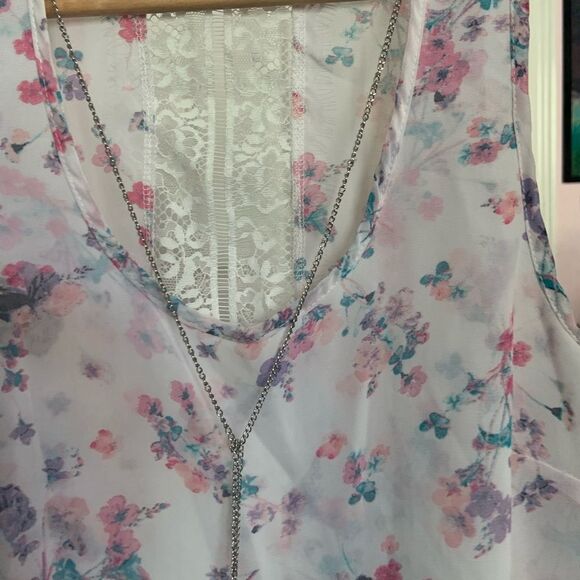 Floral Tunic With Lace Detailing and Attached Silver Necklace - Picture 6 of 6